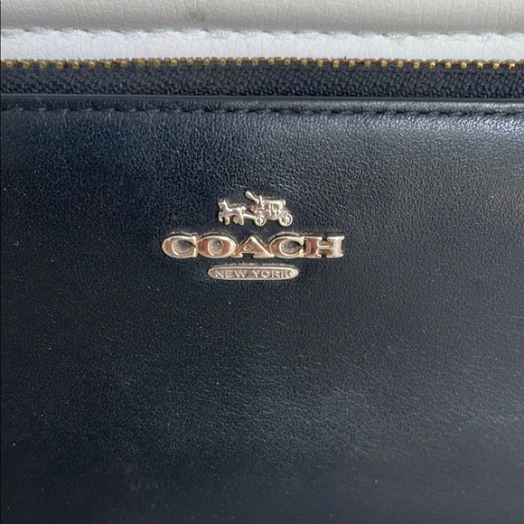 Gorgeous Coach Black Leather Zip Around Wallet - Picture 2 of 5